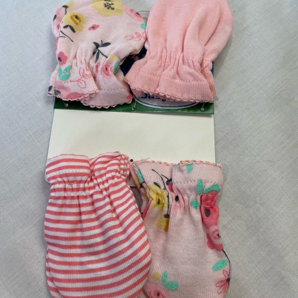 Gerber 4 pack girls mittens - Picture 3 of 3